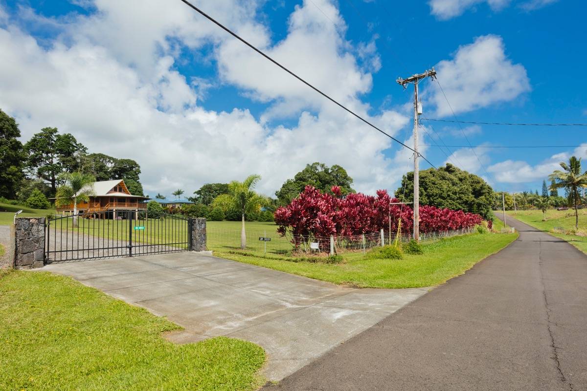 28-3033 BEACH RD PEPEEKEO HI 96783