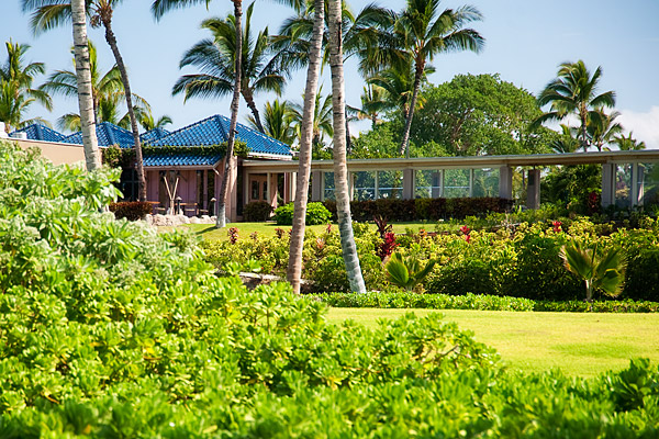 Walk to the Hilton\'s fine oceanfront dining, tennis courts or spa