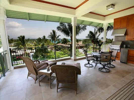 Spacious lanai with built-in wet bar and gas BBQ
