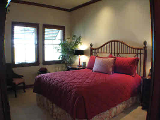 Guest suite bedroom